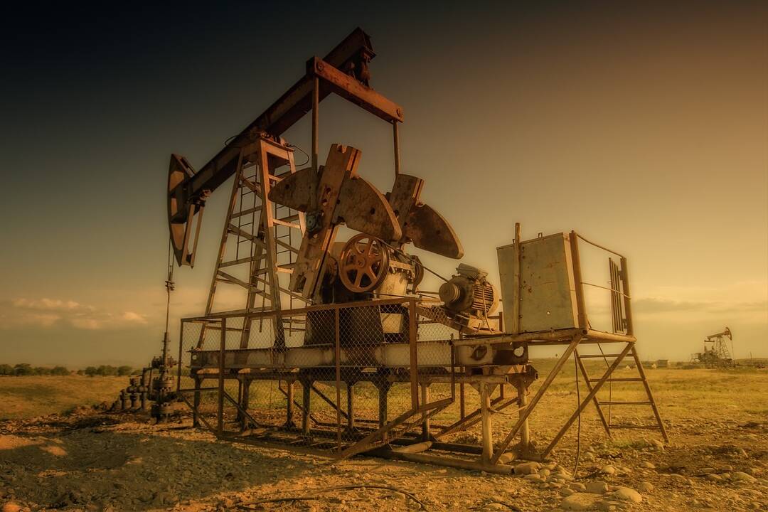 Nafta toliau sparčiai pinga