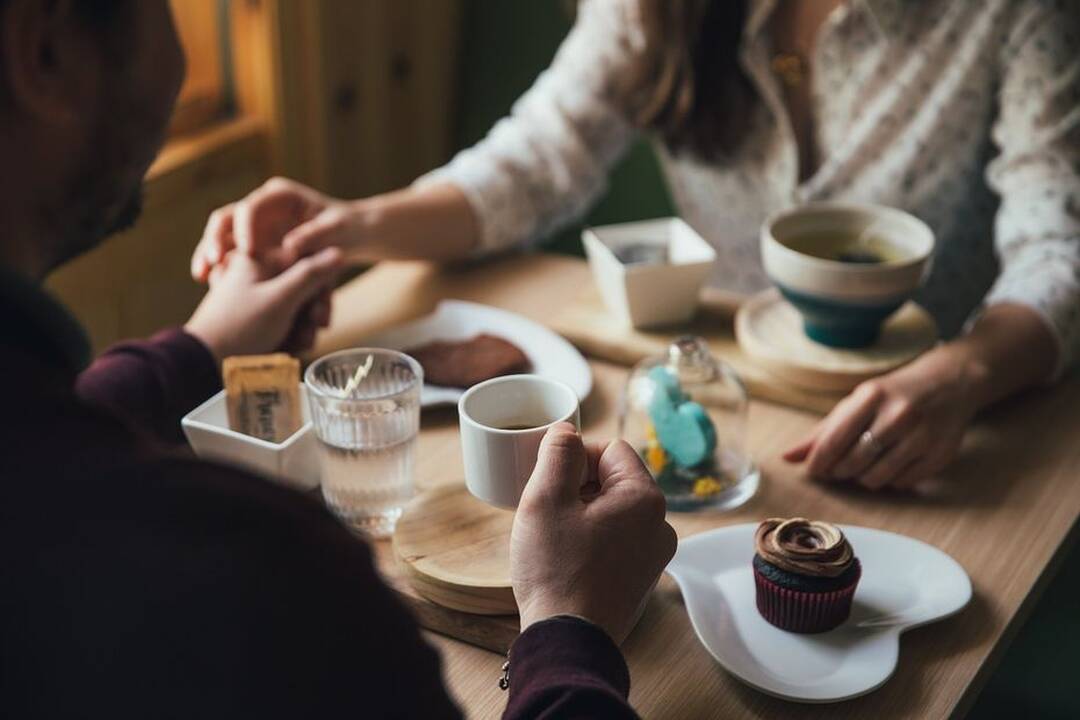 Apklausa: prancūzai pažeidžia karantiną, kad susitiktų su šeima ar sekso partneriu