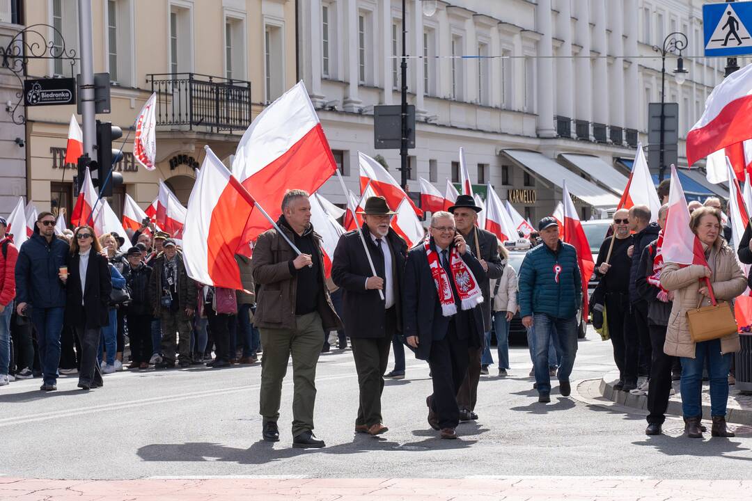 Pusė lenkų sutinka finansuoti gynybą net ir socialinių lengvatų sąskaita