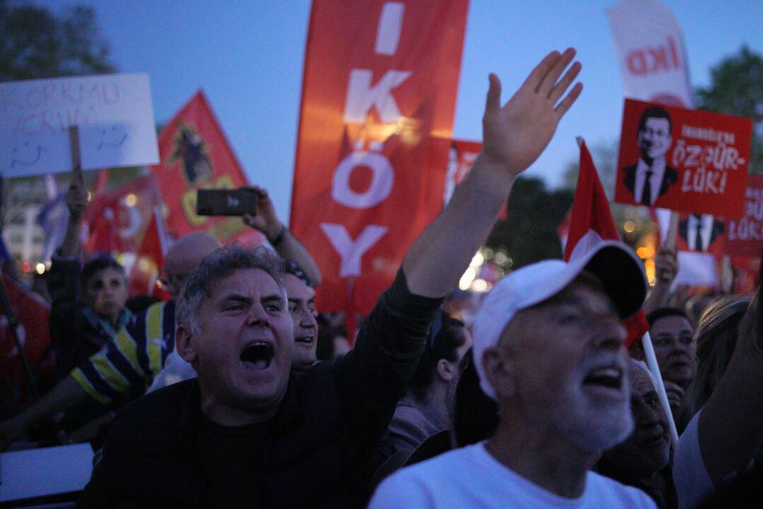 Dešimtys tūkstančių žmonių Stambule protestavo prieš mero sulaikymą