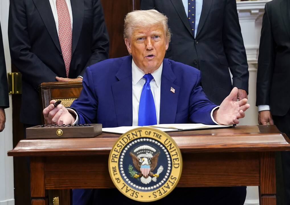 Trumpas labai nori brangios dovanos: būtų kvaila atsisakyti