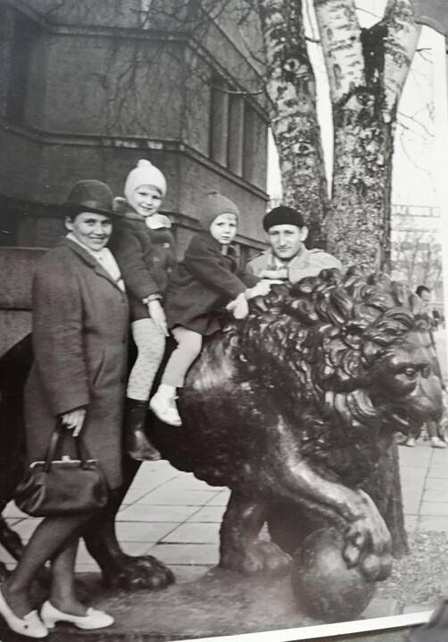 Tradicija – foto prie Karo muziejaus liūtų (daugiau kaip 250 foto)