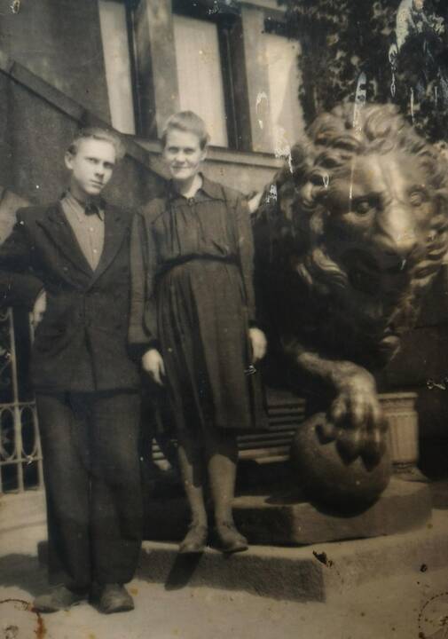 Tradicija – foto prie Karo muziejaus liūtų (daugiau kaip 250 foto)