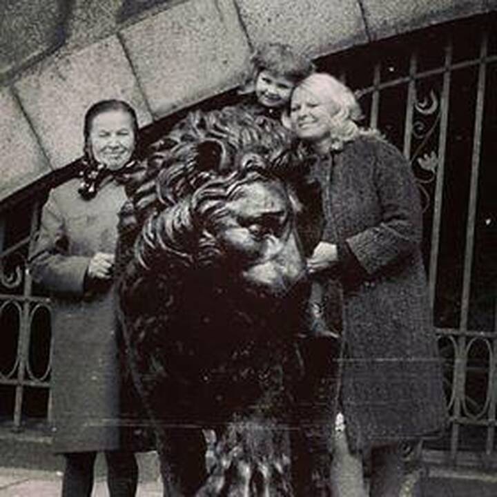 Tradicija – foto prie Karo muziejaus liūtų (daugiau kaip 250 foto)