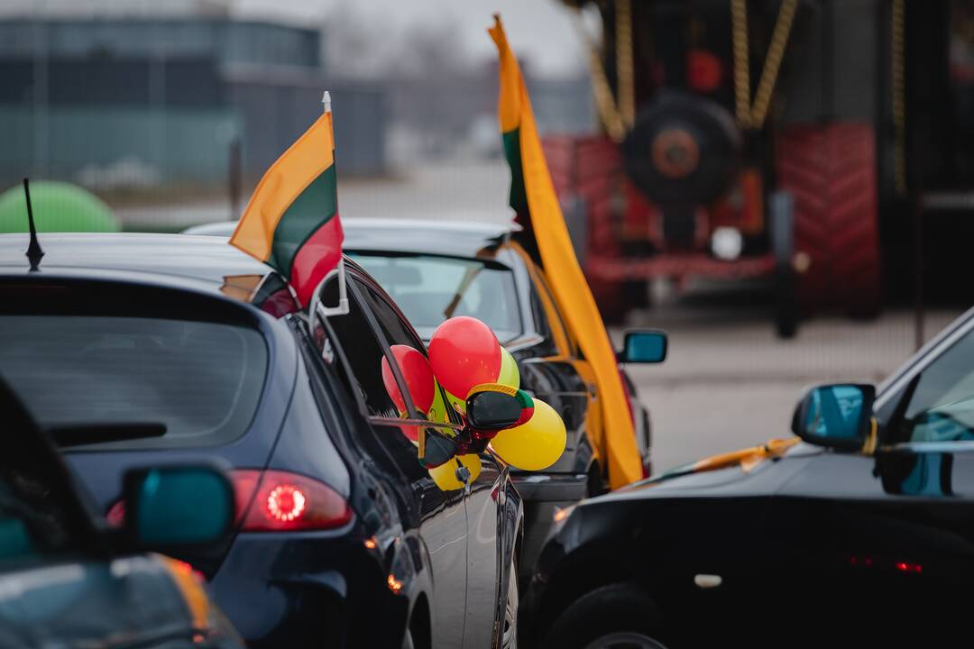 Autoentuziastų sveikinimas Kovo 11-osios proga
