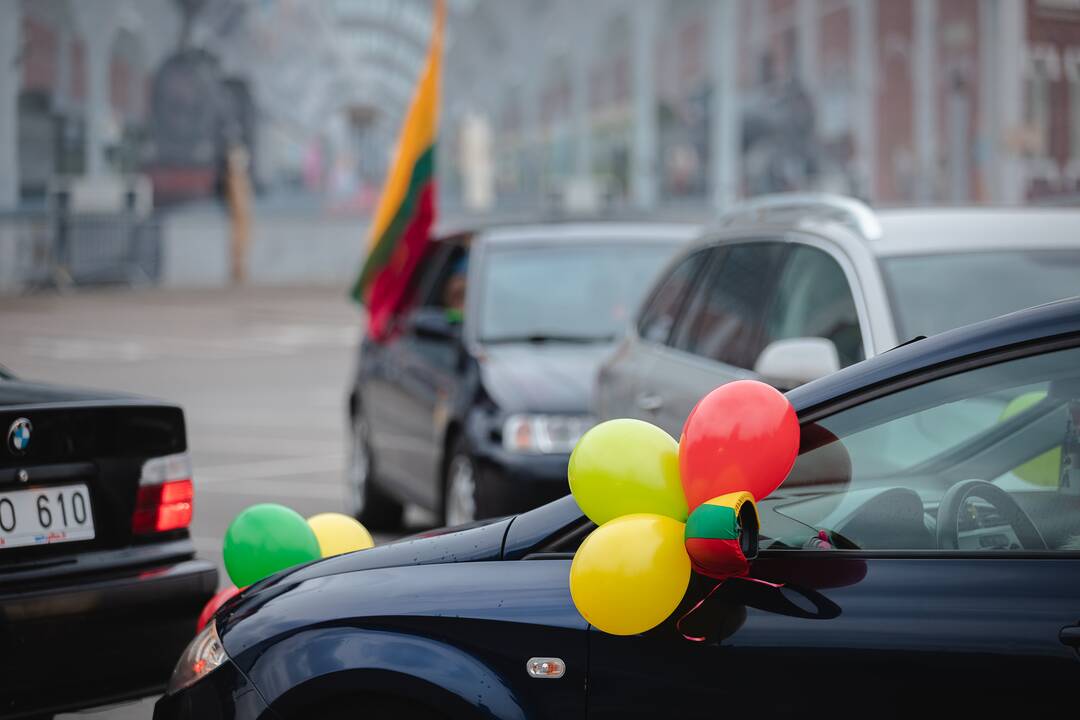 Autoentuziastų sveikinimas Kovo 11-osios proga
