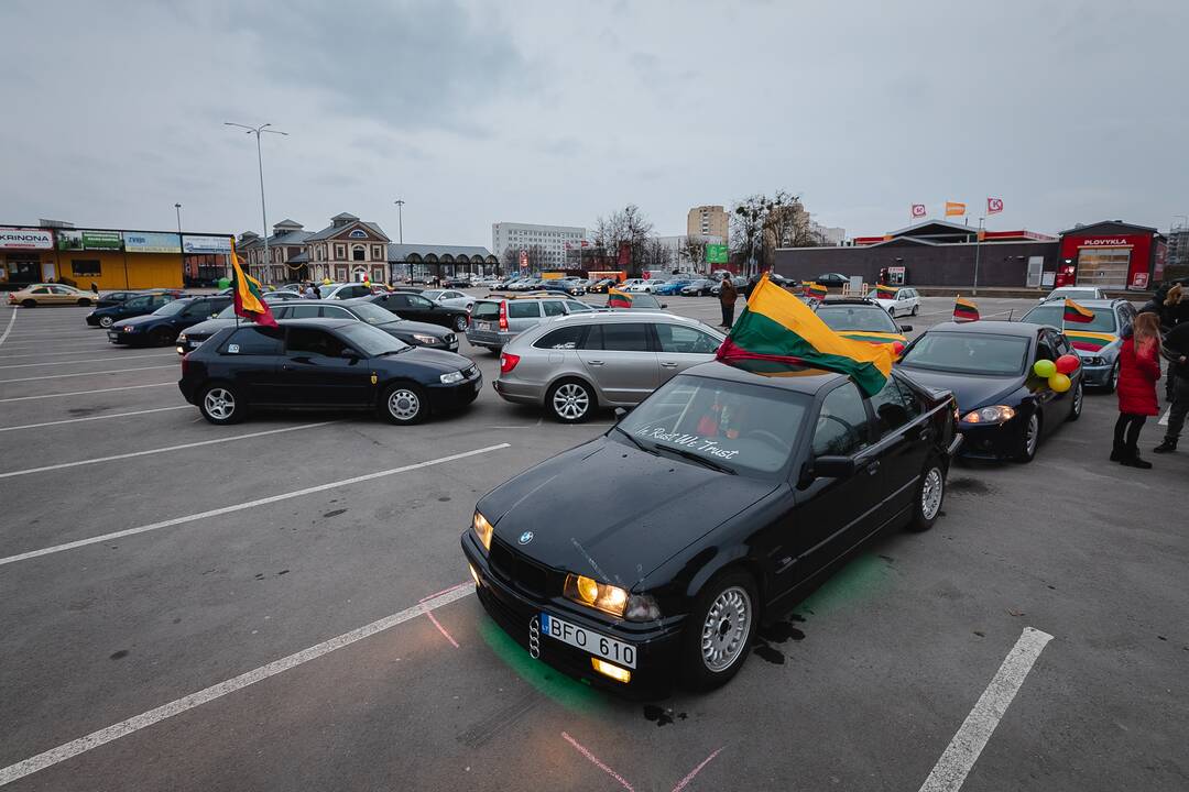 Autoentuziastų sveikinimas Kovo 11-osios proga