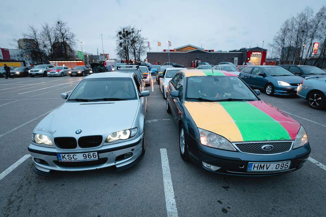 Autoentuziastų sveikinimas Kovo 11-osios proga