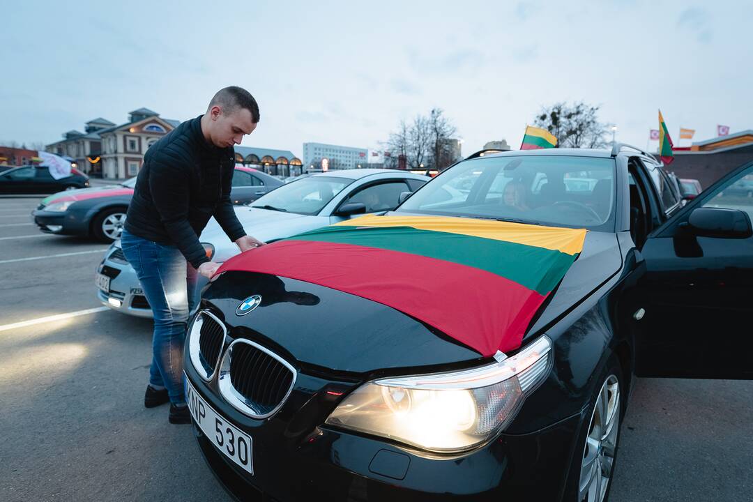 Autoentuziastų sveikinimas Kovo 11-osios proga