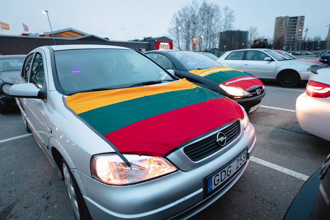 Autoentuziastų sveikinimas Kovo 11-osios proga