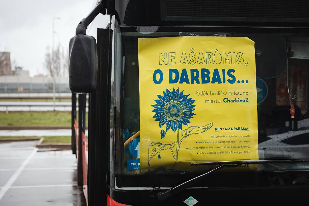 Kauniečiai prie "Megos" vangiai aukoja Charkivo žmonėms