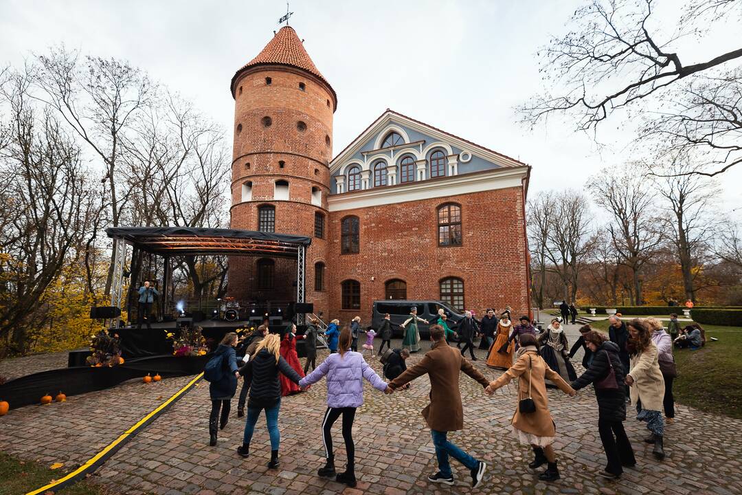 Pilies diena Raudondvaryje – su vėlių eisena