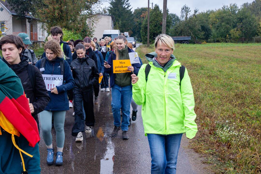 Mokytojų protesto eisena pėsčiomis iš Klaipėdos į Vilnių