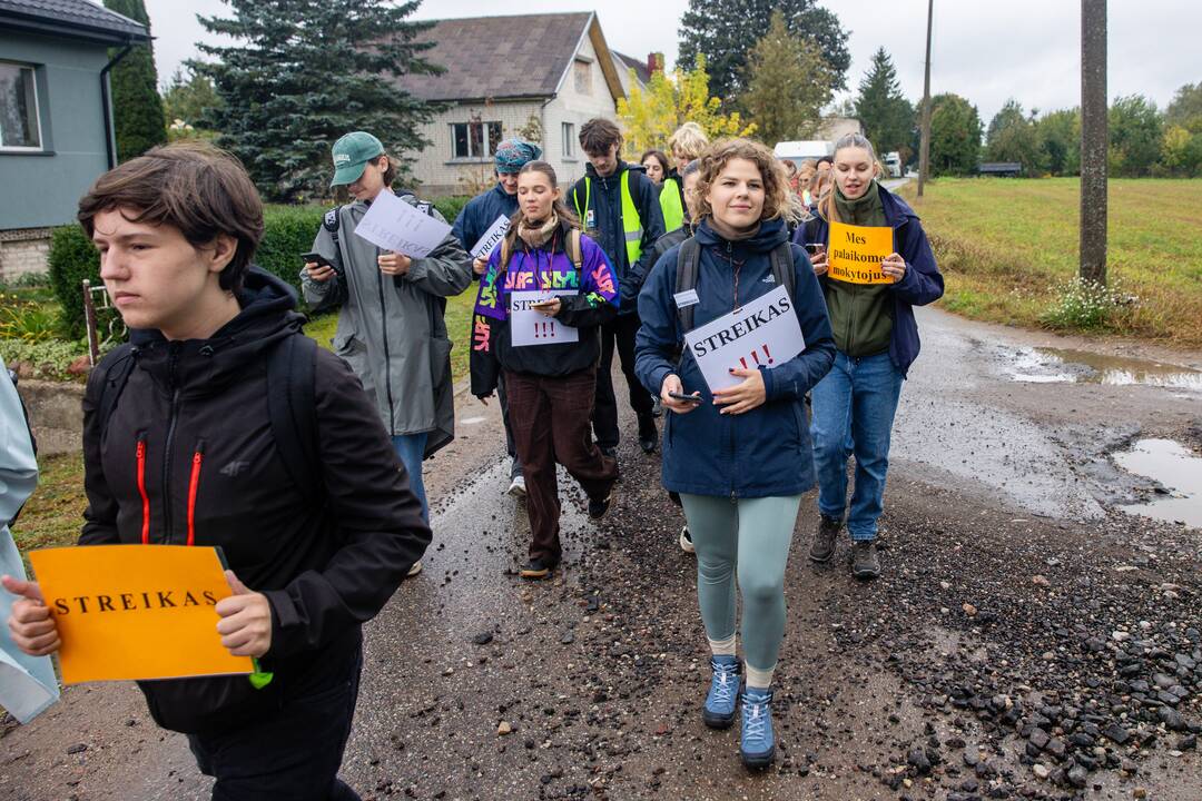 Mokytojų protesto eisena pėsčiomis iš Klaipėdos į Vilnių