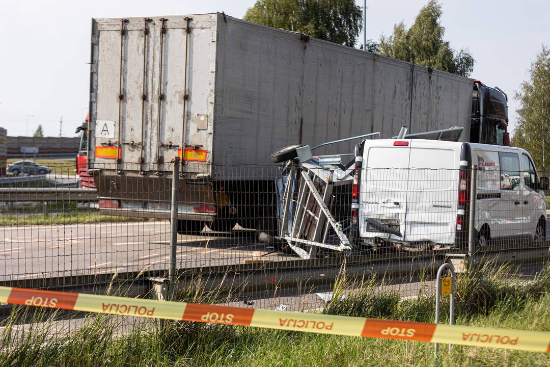 Žiauri avarija ties Vieviu: susidūrė du vilkikai, vienas jų užmušė kelininką