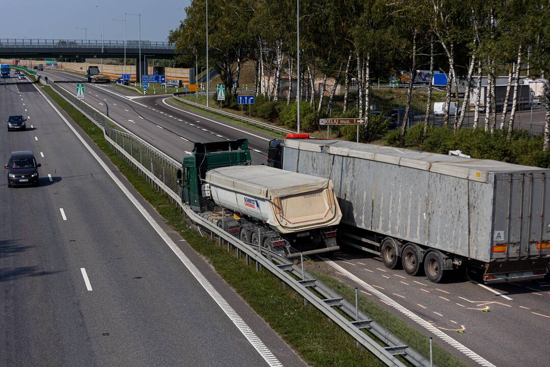 Žiauri avarija ties Vieviu: susidūrė du vilkikai, vienas jų užmušė kelininką