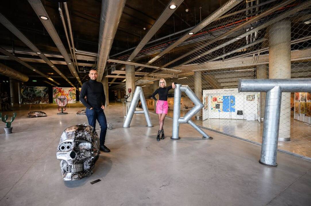 Svečiai: didieji ready made objektai, kurių autorius pristatė „Nester Custom Art Gallery“ iš Rygos.