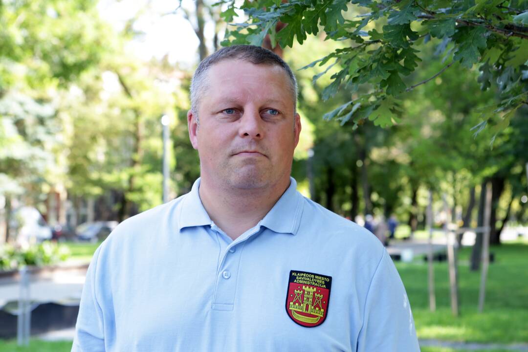Patogu: statybininkai nusprendė nevaikštinėti iš ketvirto aukšto laiptais, langus išlupo ir sumetė tiesiai ant žolės daugiabučio kieme.