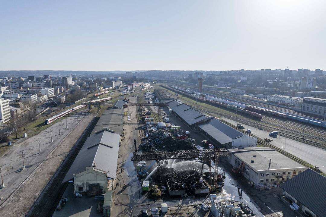 Užgesintas didelis gaisras Vilniaus automobilių sąvartyne