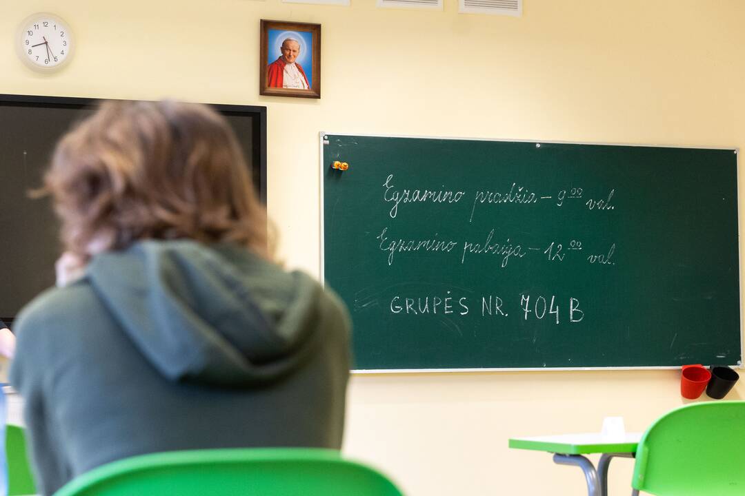 Abiturientai laikys matematikos brandos egzaminą, vienuoliktokai pasitikrins chemijos žinias