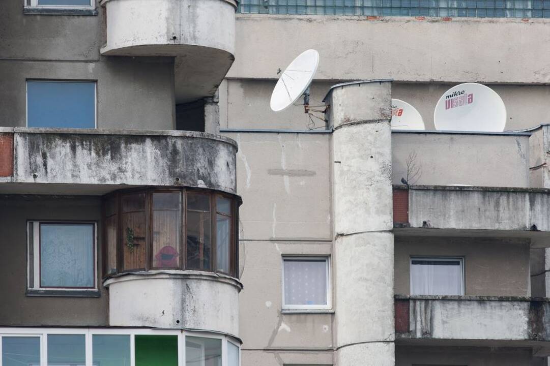 Iš balkono – šūvis į vyrą