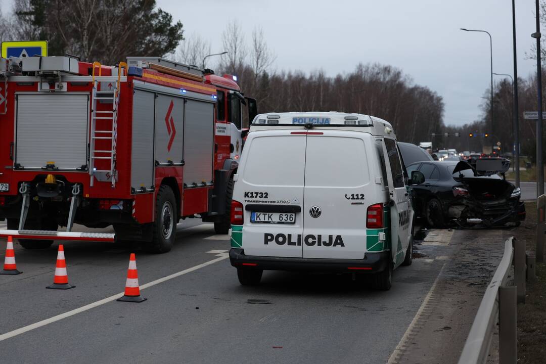 Ateities plente – avarija: nusidriekė automobilių spūstys