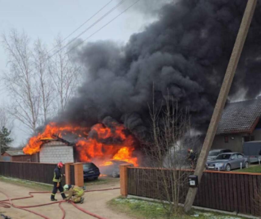 Ukmergės rajone liepsnojo garažas: apgadinti penki automobiliai