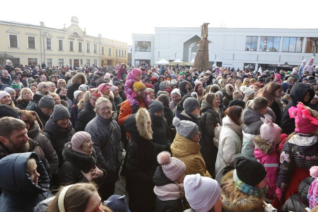 Tradicija: švęsti Užgavėnių uostamiesčio Teatro aikštėje kasmet susirenka šimtai žmonių.