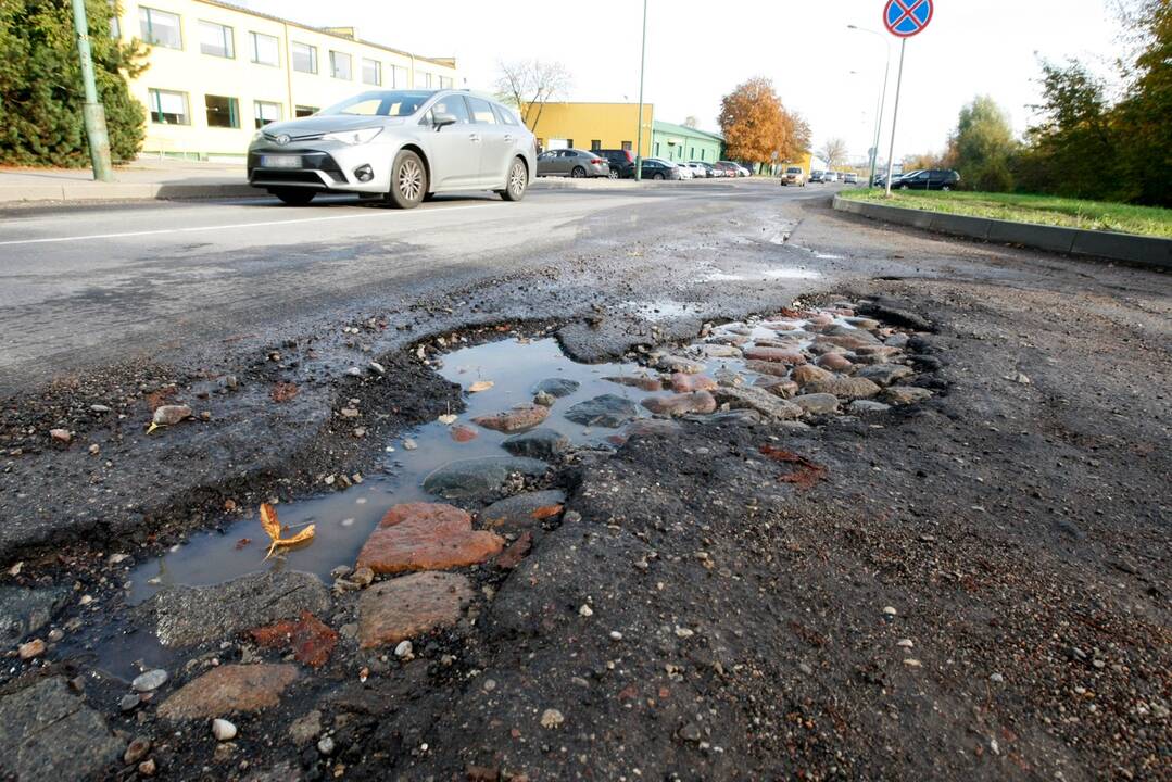 Padrabstė: ketvirtadienį po pietų Joniškės gatvė atrodė ne ką geriau nei anksčiau. Kelininkai keliose vietose padrėbė asfalto į didesnes duobes, tačiau kelias ir toliau atrodo baisiai.