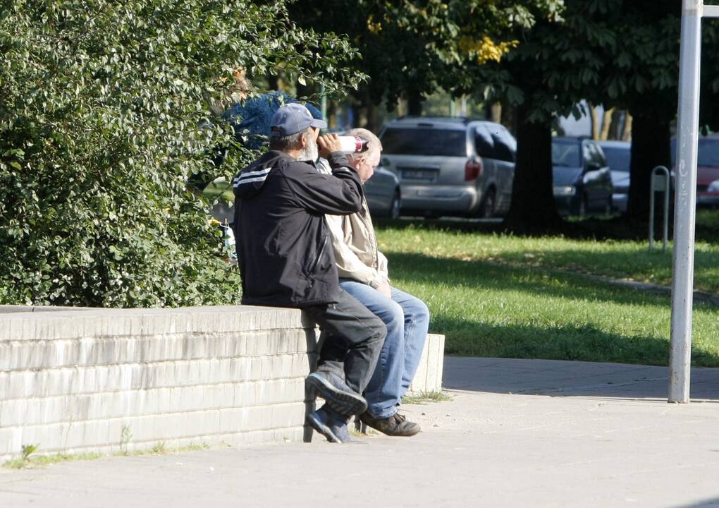 Grėsmės: parduotuvės lankytojai įsitikinę, kad prie jos laiką leidžiantys benamiai pigiam alui dažną dieną užsidirba vykdydami ir paauglių prašymus.  