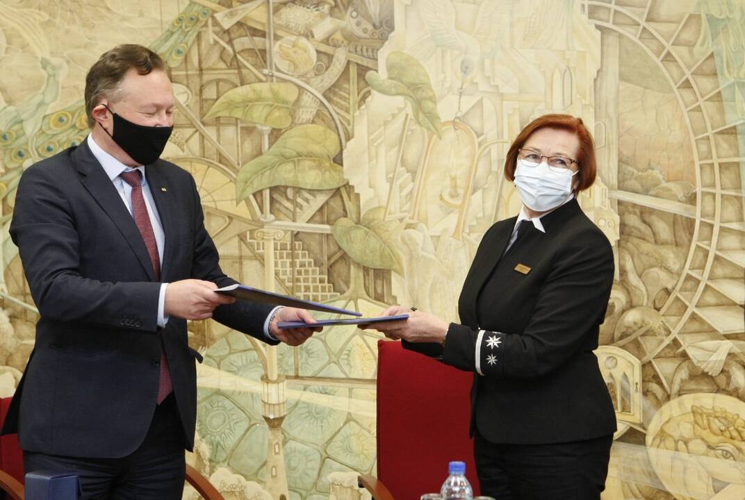 Sutartis: KU rektorius A.Razbadauskas ir Jūrų kadetų mokyklos direktorė G.Skunčikienė savo parašais patvirtino oficialų susitarimą drauge jūrine dvasia auklėti jaunąją kartą.