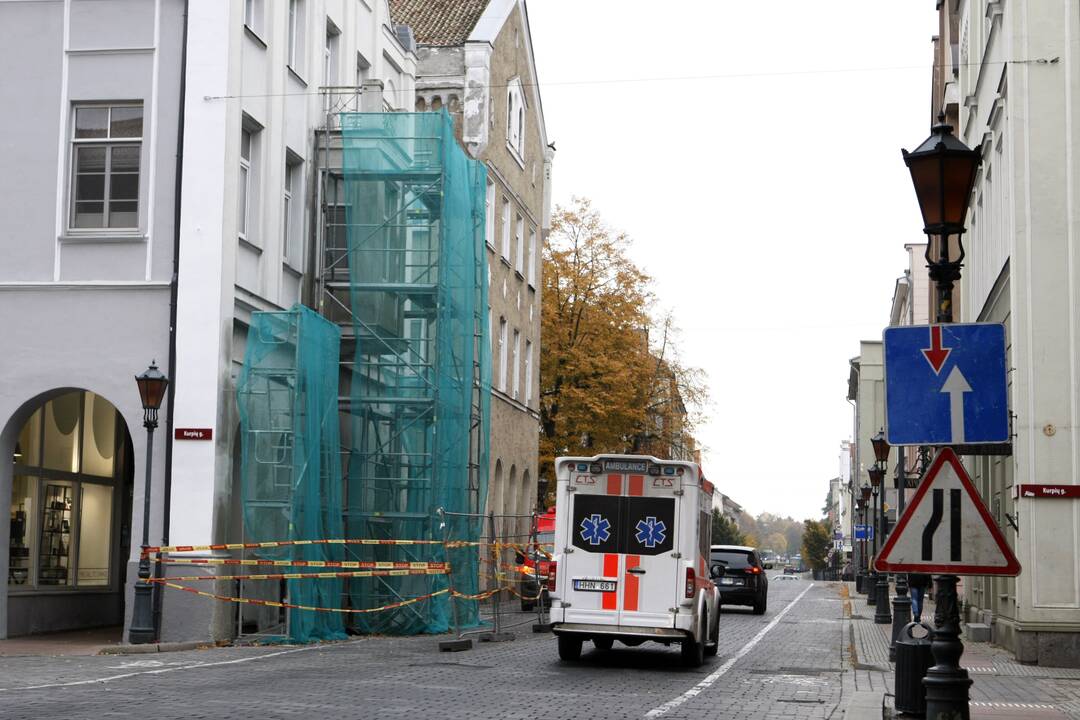 Nepatogumai: dėl Tiltų g. 3 namo balkono remonto gatvėje eismas ribojamas jau trečią savaitę.