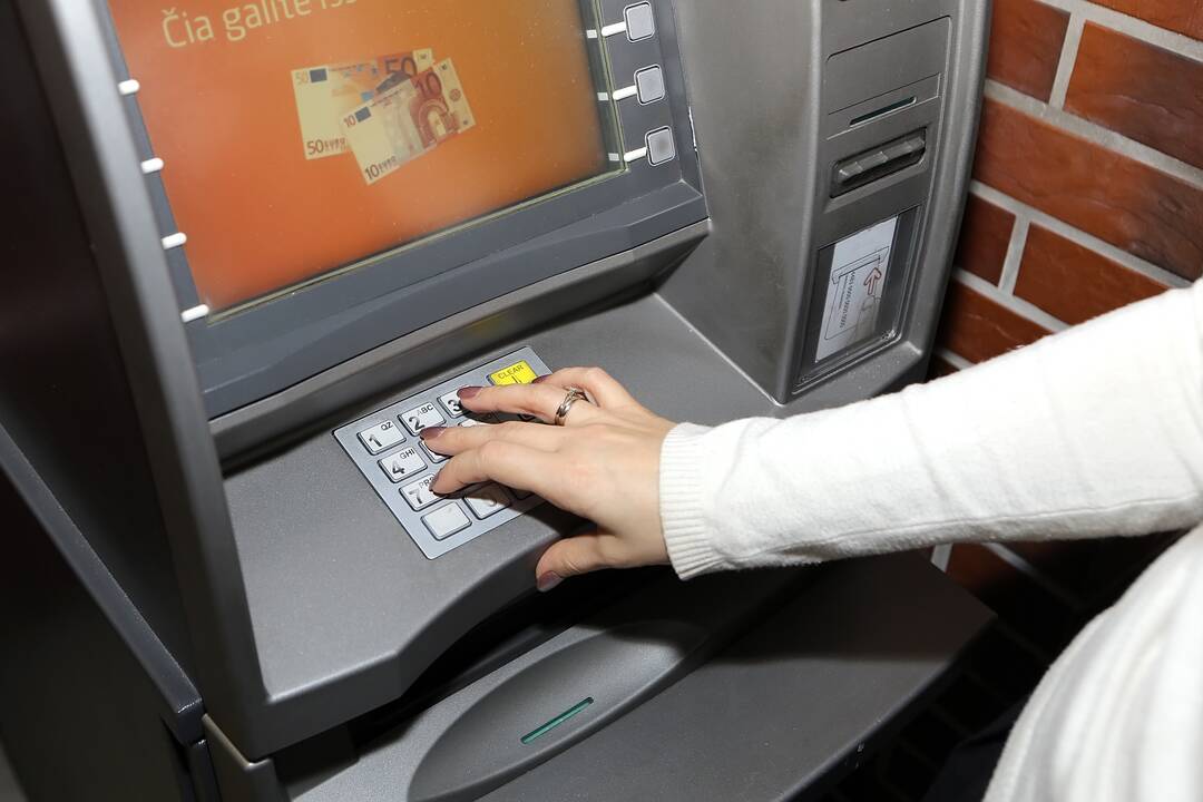 Painiava: skirtingų bankų bankomatai veikia nevienodai: vieni pirma atiduoda kortelę ir tik tada pinigus, kiti – priešingai.