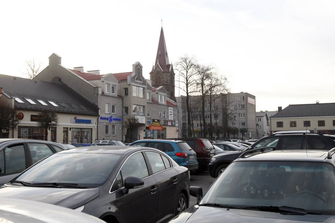 Automobiliai: Kretingos centre savaitgalį vyks senų ir retų automobilių šou, gyventojų prašoma nestatyti savų mašinų centrinėse miesto gatvėse.
