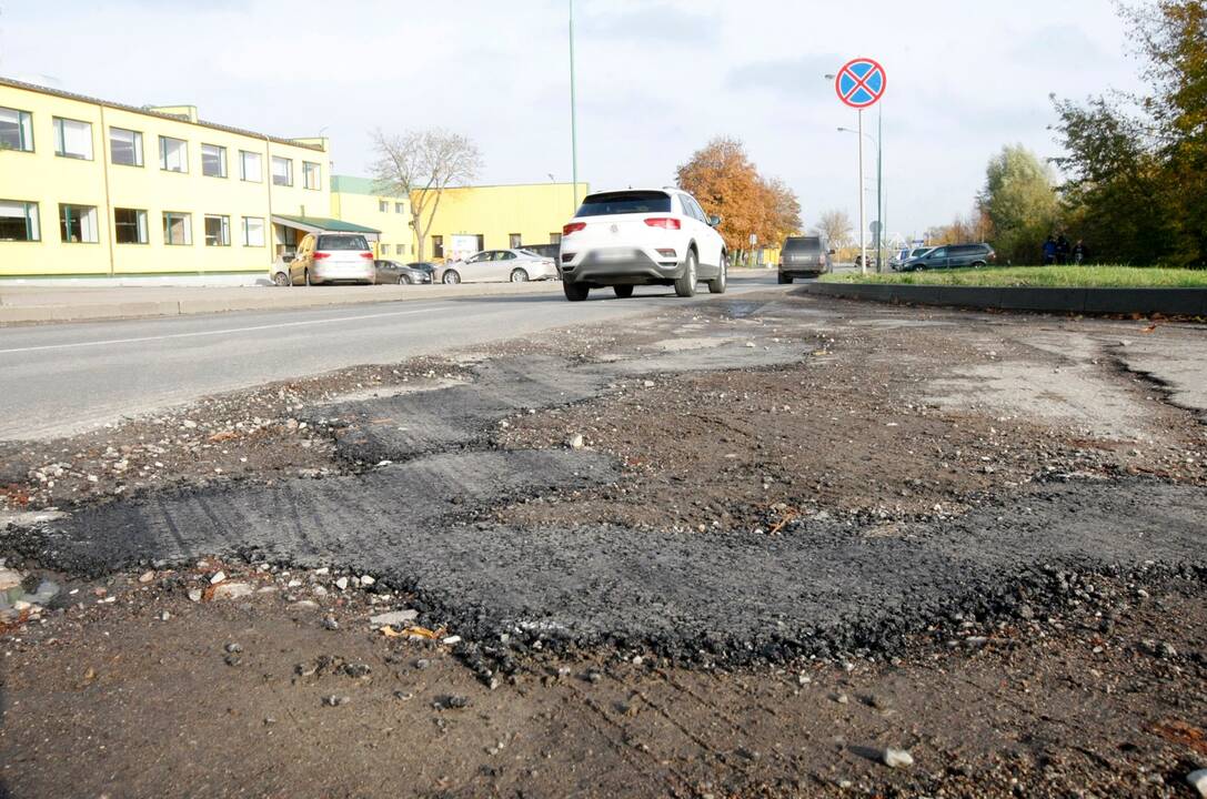 Padrabstė: ketvirtadienį po pietų Joniškės gatvė atrodė ne ką geriau nei anksčiau. Kelininkai keliose vietose padrėbė asfalto į didesnes duobes, tačiau kelias ir toliau atrodo baisiai.