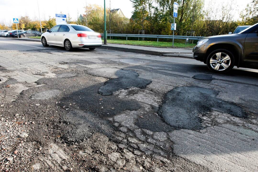 Padrabstė: ketvirtadienį po pietų Joniškės gatvė atrodė ne ką geriau nei anksčiau. Kelininkai keliose vietose padrėbė asfalto į didesnes duobes, tačiau kelias ir toliau atrodo baisiai.