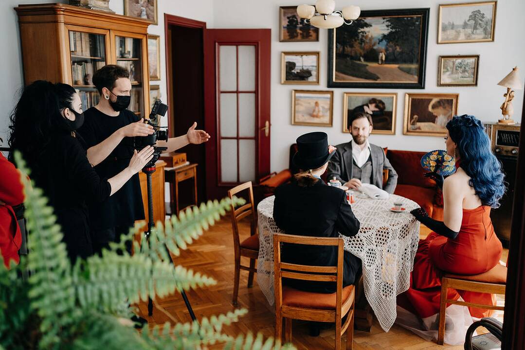 Specifika: daugumoje filmo scenų naudotas vadinamasis žaliojo ekrano principas, galutinį kadrą sumontuojant iš atskirai nufilmuotų veikėjų ir fono.