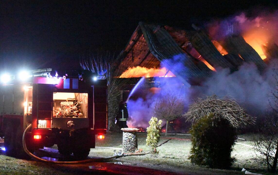 Savaitgalį per gaisrus traumuoti trys žmonės, degė gyvenamieji namai, ūkiniai pastatai, pirtelės