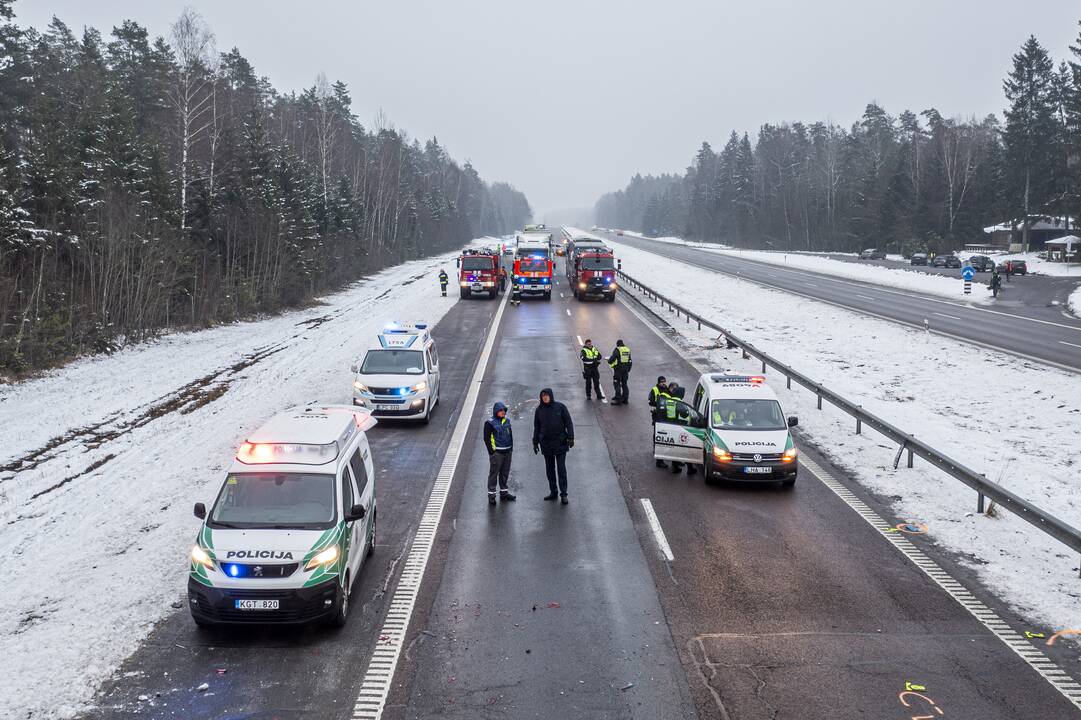 A2 kelyje susidūrė trys automobiliai ir trys vilkikai