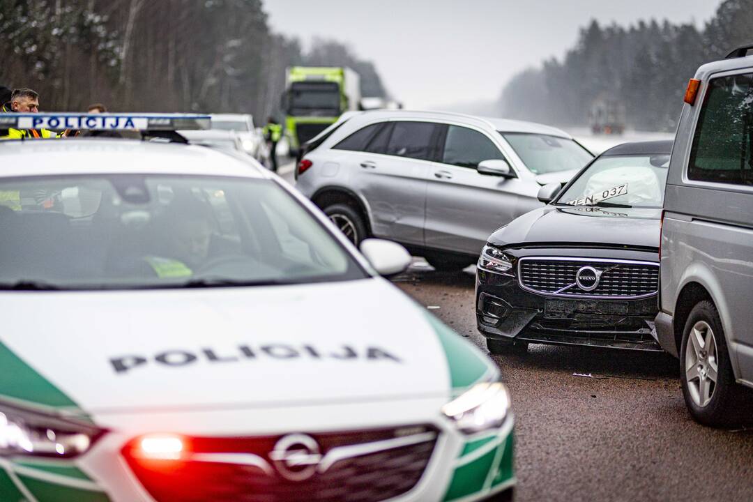 A2 kelyje susidūrė trys automobiliai ir trys vilkikai