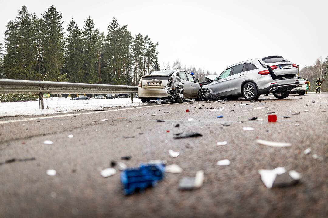 A2 kelyje susidūrė trys automobiliai ir trys vilkikai