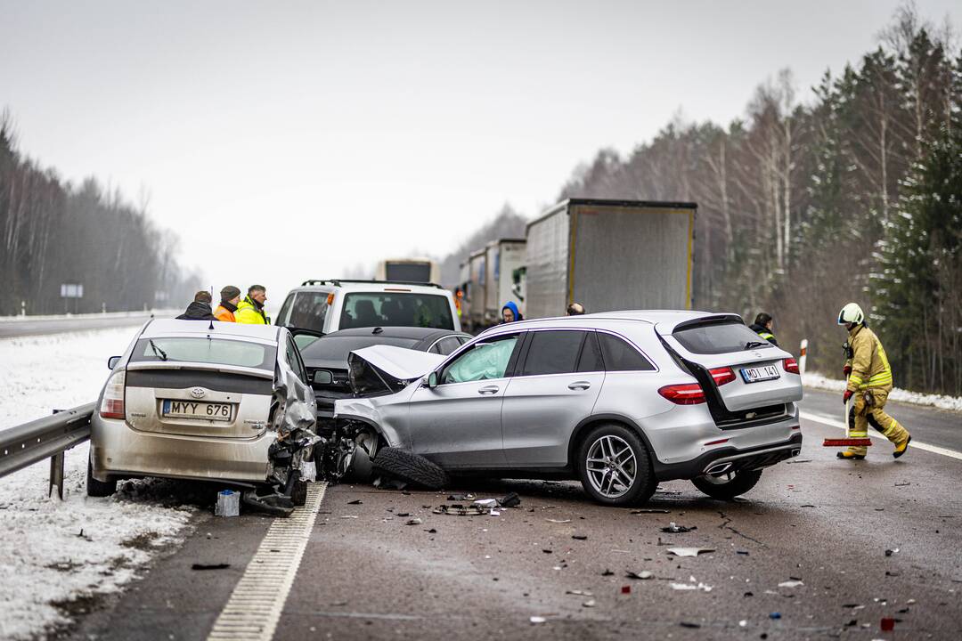 A2 kelyje susidūrė trys automobiliai ir trys vilkikai