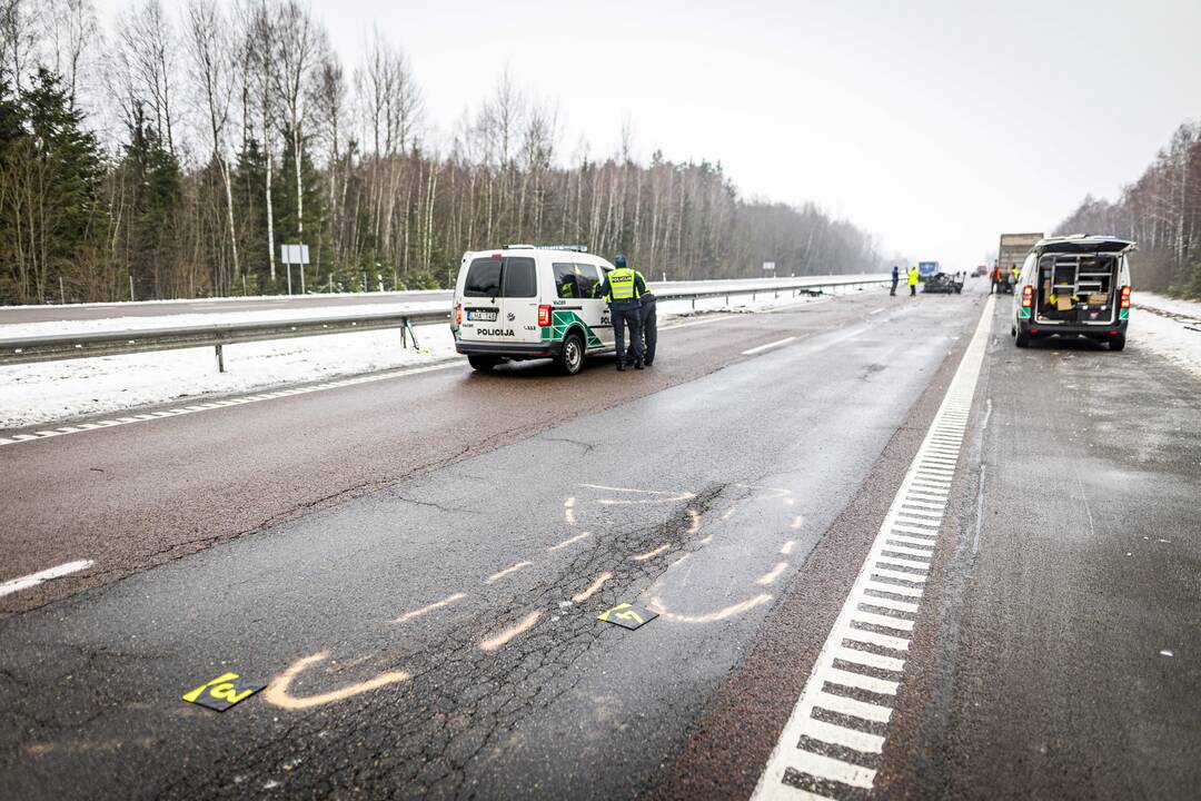 A2 kelyje susidūrė trys automobiliai ir trys vilkikai