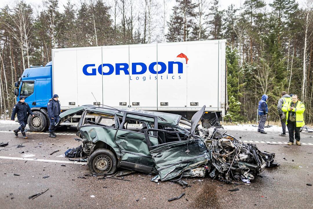 A2 kelyje susidūrė trys automobiliai ir trys vilkikai