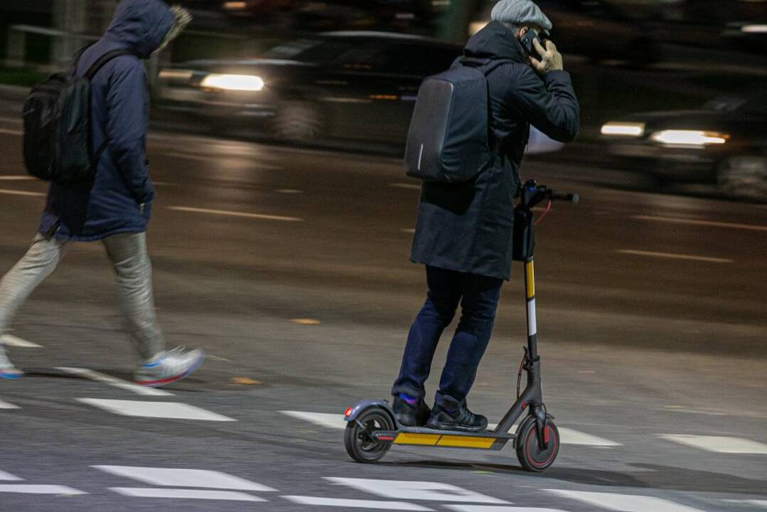 Sostinėje paspirtuko vairuotojas partrenkė senjorę