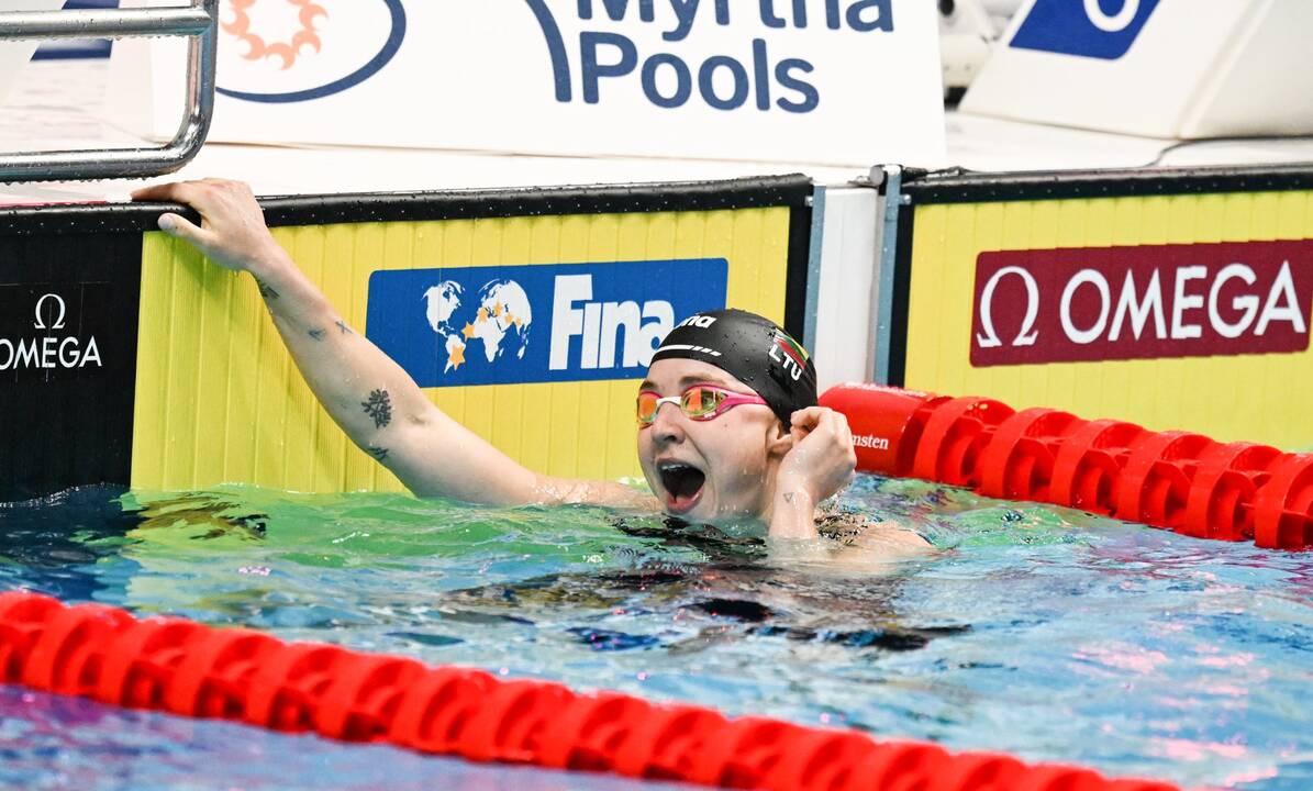 Patirtis: R.Meilutytė papildė savo turtingą trofėjų kolekciją, o A.Elendt (kairėje) šis pasaulio čempionato medalis – pirmasis, B.Pilato (viduryje) – antrasis.
