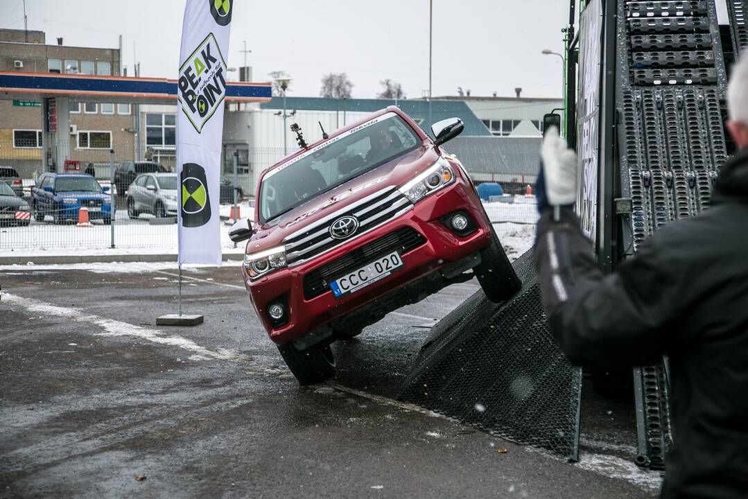 Padėtis: verčiantis automobiliui patartina rankas laikyti prispaudus prie kūno, nes taip bus mažesnė tikimybė susižeisti.