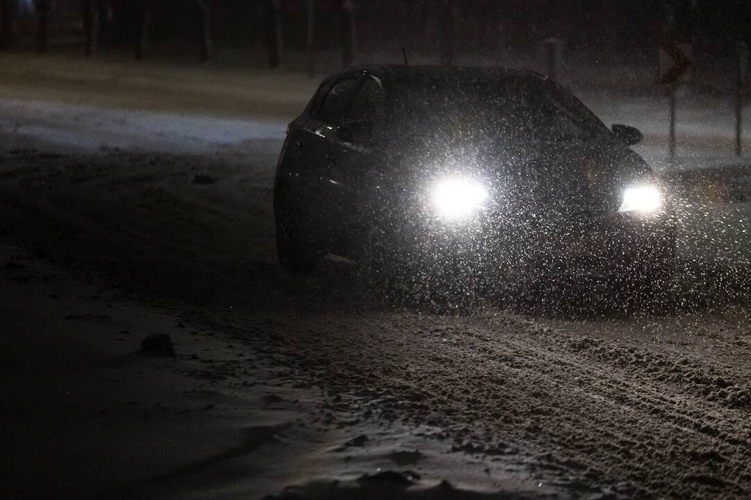 Šakių rajone nuo kelio nuvažiavus automobiliui sužeistos dvi merginos