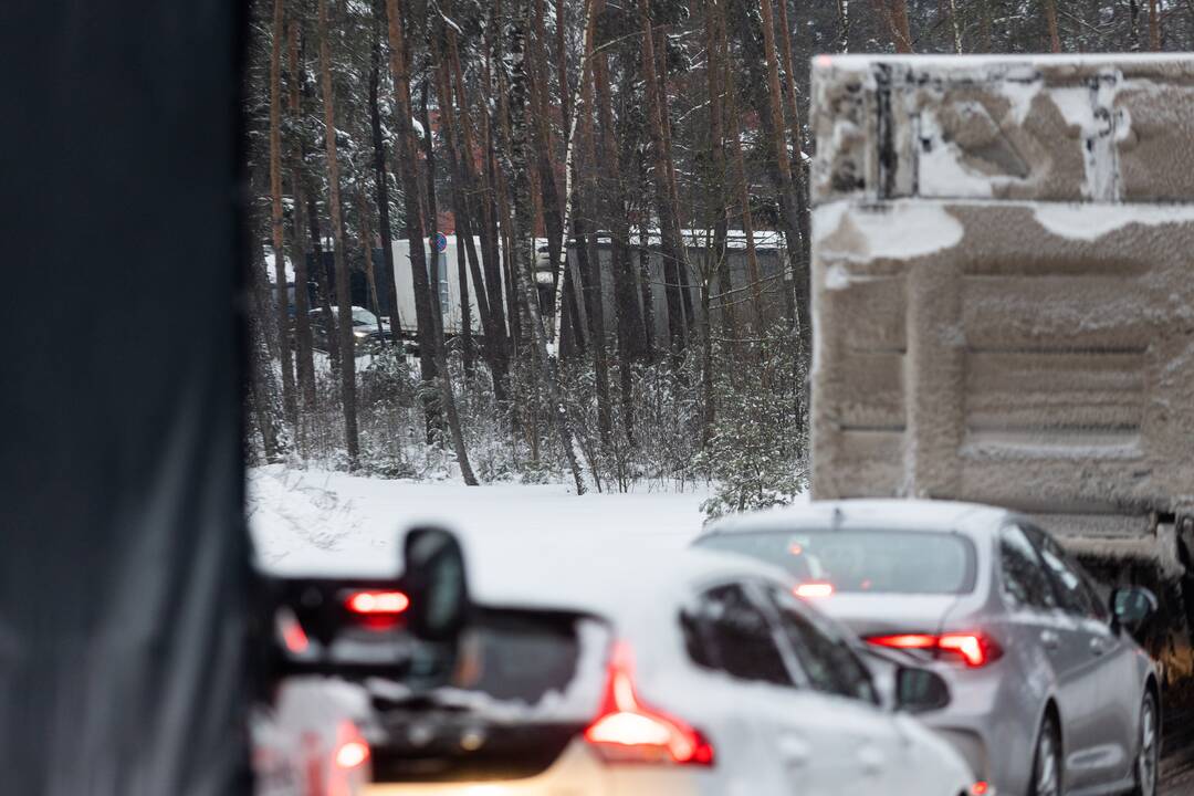 Kirtimų gatvėje – vilkikų spūstis