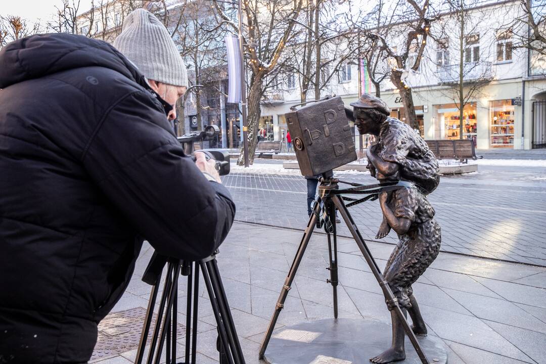 Prie „Romuvos“ atidengta K. Balčiūno skulptūra „Pirmas filmas“